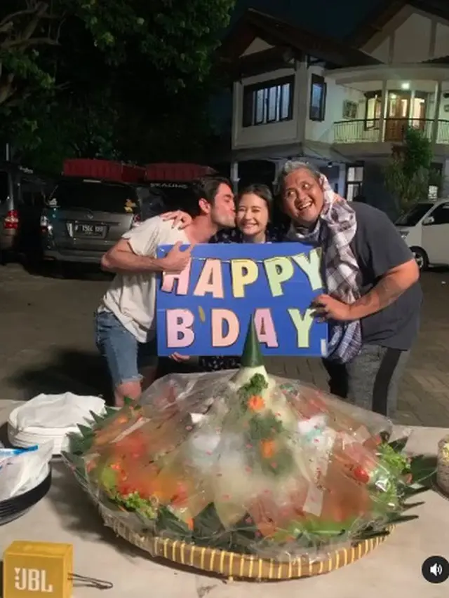 7 Momen Perayaan Ultah Prilly Latuconsina ke-25, Dapat Kejutan Billboard Raksasa