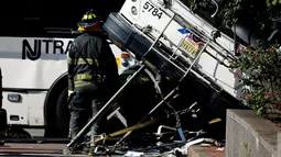 Dua bus New Jersey Transit terlibat dalam tabrakan maut yang menewaskan seorang pengemudi di Newark, New Jersey (19/08) waktu setempat. Tabrakan bus dengan No. 5612 dan 5784 mengakibatkan beberapa jalur bus mengalami penundaan. (REUTERS/Eduardo Munoz)