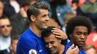 Gelandang Chelsea, Pedro (tengah) melakukan selebrasi bersama Alvaro Morata usai mencetak gol keg gawang Stoke City pada lanjutan Liga Inggris di Stadion Bet365 di Stoke-on-Trent, (23/9). Chelsea menang 4-0. (AFP Photo/Lindsey Parnaby)