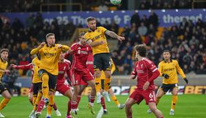 Adam Armstrong menyundul bola dalam laga Liga Inggris antara Wolverhampton vs Liverpool di Molineux Stadium, 4 Maret 2026. (AP Photo/Dave Shopland)