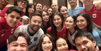 Pertandingan final FIFA ASEAN Cup 2026 disaksikan oleh sederet pasutri selebriti. Dari bangku penonton, mereka memberi semangat Timnas Indonesia untuk mengalahkan timnas Thailand. Seperti apa gaya busananya? [@miktambayong]