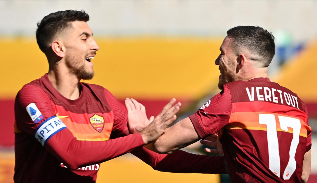 Gelandang AS Roma, Jordan Veretout (kanan) melakukan selebrasi bersama Lorenzo Pellegrini usai mencetak gol pertama timnya ke gawang Udinese dalam laga lanjutan Liga Italia 2020/21 pekan ke-22 di Olimpico Stadium, Roma, Minggu (14/1/2021). AS Roma menang 3-0 atas Udinese. (AFP/Alberto Pizzoli)