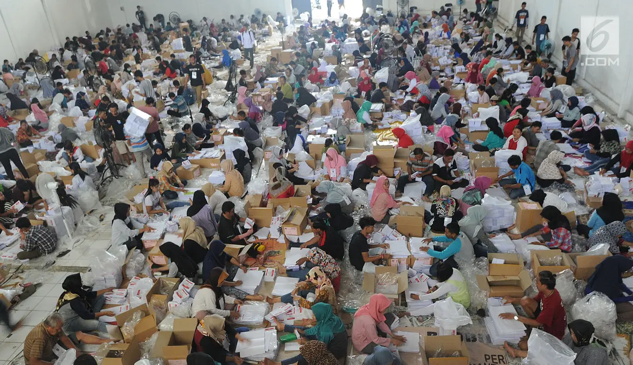 Suasana kegiatan pelipatan kertas suara DPD RI di Gudang KPU, Cibinong, Bogor, Jawa Barat, Kamis (21/2). Sebanyak 650 relawan dilibatkan dalam kegiatan penyortiran dan pelipatan  kertas suara untuk Pemilu 17 April 2019. (Merdeka.com/Arie Basuki)
