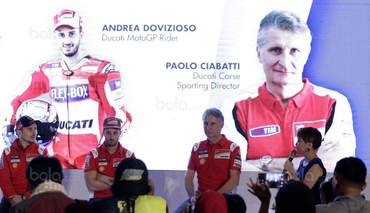 Pebalap Ducati, Andrea Dovizioso (tengah) dan Jorge Lorenzo (kiri), saat jumpa pers di Hotel Sheraton, Jakarta, Kamis (1/2/2018). Acara bertajuk "Libas Tantanganmu" ini merupakan rangkaian kampanye dari Shell Advance. (Bola.com/M Iqbal Ichsan)