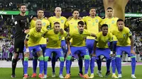 Timnas Brasil berfoto sebelum dimulainya laga babak perempatfinal Piala Dunia 2022 menghadapi Timnas Kroasia di Education City Stadium, Al Rayyan, Qatar, Jumat (9/12/2022) malam WIB. (AP/Martin Meissner)