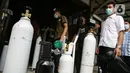 Pembeli mengantre dengan membawa tabung di tempat pengisian Oxygen Medical di Jalan Minang Kabau, Jakarta, Senin (28/6/2021). Permintaan pengisian oksigen di agen tabung oksigen di Jakarta alami peningkatan seiring lonjakan kasus COVID-19 yang terjadi dalam satu pekan terakhir. (Liputan6.com/Faizal