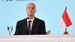 Jordi Cruyff saat berbicara di atas panggung dalam acara perkenalan dirinya sebagai penasihat teknik PSSI di Hotel Mulia Senayan, Jakarta, Selasa (11/3/2025) sore. (Bola.com/Abdul Aziz)