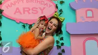 Ultah Pertama, Anak Olla Ramlan Pakai Gaun Mirip Putri Kourtney