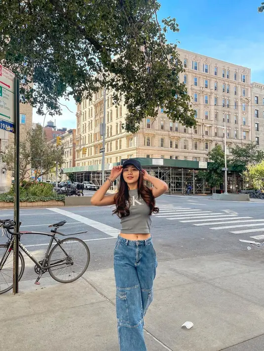 Gaya fun Aaliyah Massaid dengan OOTDnya di luar negeri. Ia mengenakan cropped top tanpa lengan berwarna abu-abu, dipadunya dengan celana denim, dan topi hitam. [Foto: Instagram/aaliyah.massaid]