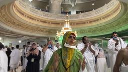 Jemaah Muslim berdoa di Masjidil Haram selama Umrah, di kota suci Muslim Mekkah, Arab Saudi, Minggu  (6/3/2022). Arab Saudi mengambil kebijakan untuk mengakhiri semua pembatasan Covid-19 termasuk kebijakan jaga jarak dan menggunakan masker di luar ruangan. (AP Photo/Amr Nabil)