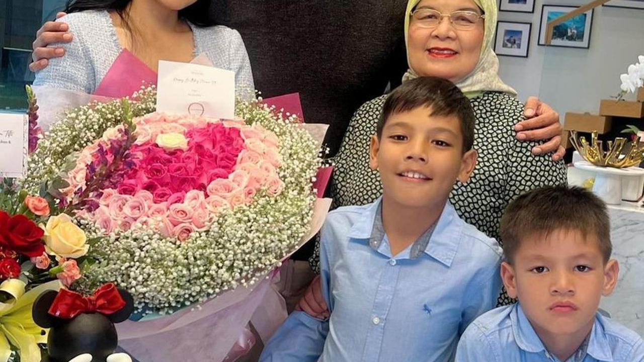 Dapat Bunga dan Ciuman Romantis dari Suami, Berikut 8 Potret Ulang Tahun Titi Kamal yang Dirayakan di Rumah bersama Keluarga