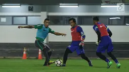 Alberto Goncalves (kiri) berebut bola dengan M Ridho saat latihan bersama Timnas Indonesia U-23 di Lapangan B Kompleks GBK, Jakarta, Rabu (30/5). Timnas Indonesia U-23 akan melakoni uji coba melawan Thailand U-23. (Liputan6.com/Helmi Fithriansyah)
