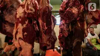 Pedagang daging menunggu pembeli di Pasar Kebayoran Lama, Jakarta, Kamis (24/2/2022). Pedagang daging mengeluhkan harga yang terus naik dan merencanakan mogok dagang mulai hari Senin, 28 Februari 2022 mendatang jika harga daging tidak turun. (Liputan6.com/Johan Tallo)