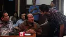 Wakil Ketua DPRD DIY Arief Noer Hartanto (kanan) berbincang dengan keluarga korban Gerakan Fajar Nusantara (Gafatar)usai melakukan audiensi di gedung DPRD, Jumat (22/1). (Liputan6.com/Boy Harjanto)