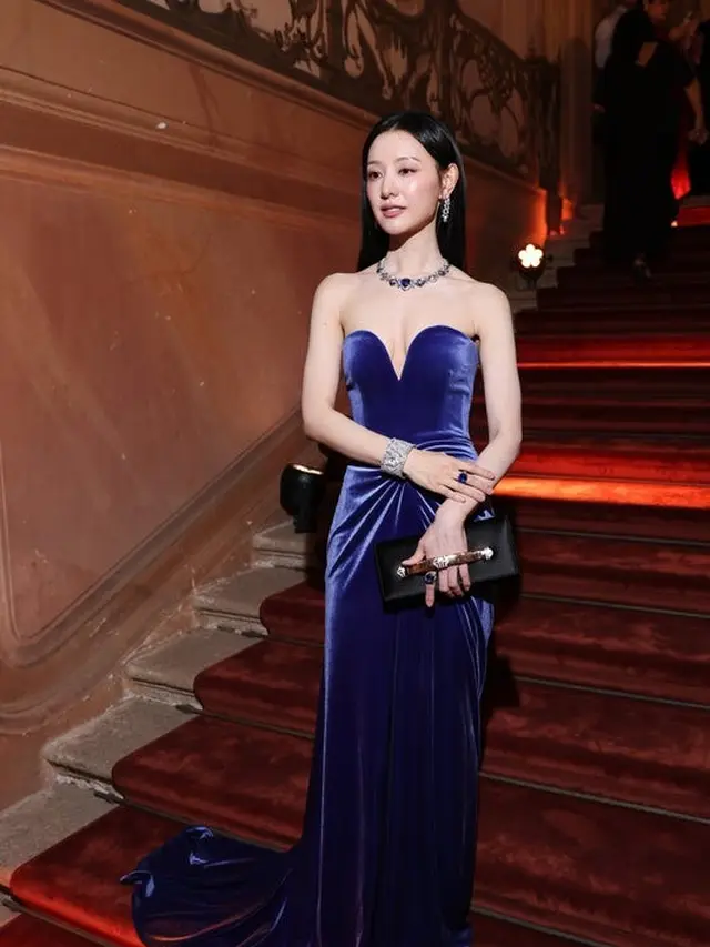 Kim Ji Won Curi Atensi di Milan, Tampil Makin Ramping dalam Strapless Dress Biru
