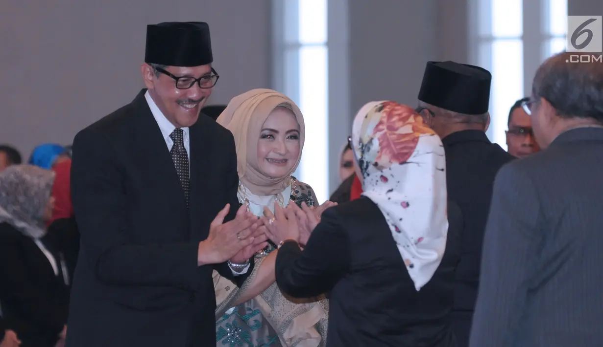 Deputi Gubernur BI Dody Budi Waluyo menerima ucapan selamat usai pengucapan sumpah jabatan di Gedung MA RI, Jakarta, Rabu (18/4). Dody Budi Waluyo menjadi Deputi Gubernur BI 2018-2023. (Liputan6.com/Helmi Fithriansyah)