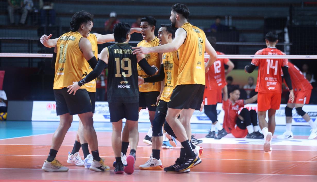 Para pemain Jakarta Bhayangkara Presisi berselebrasi usai mencetak poin pada pertandingan final four Proliga 2026 saat melawan Surabaya Samator yang digelar di Jawa Pos Arena, Surabaya, Kamis (2/4/2026). (Dok. PBVSI)