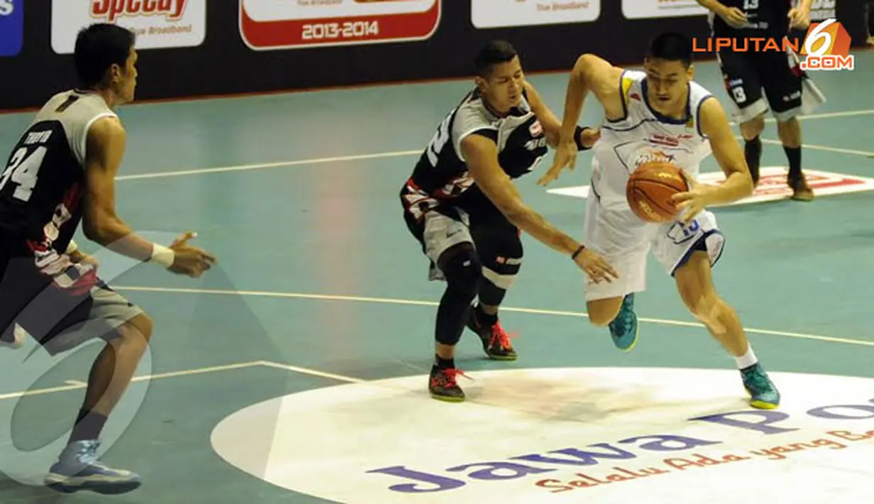 Pebasket Satria Muda Britama Cristian Sitepu (kanan) mecoba lolos dari kepungan Aspac Jakarta dalam laga lanjutan NBL (Liputan6.com/Helmi Fithriansyah)