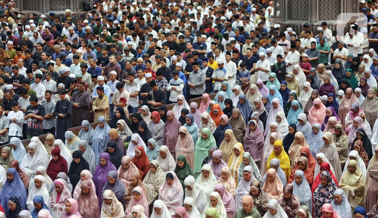 Pelaksanaan Salat Tarawih berjalan khidmat dengan didahului khotbah dari Imam Besar Masjid Istiqlal Prof. Dr. H. Nasaruddin Umar. (Liputan6.com/Angga Yuniar)