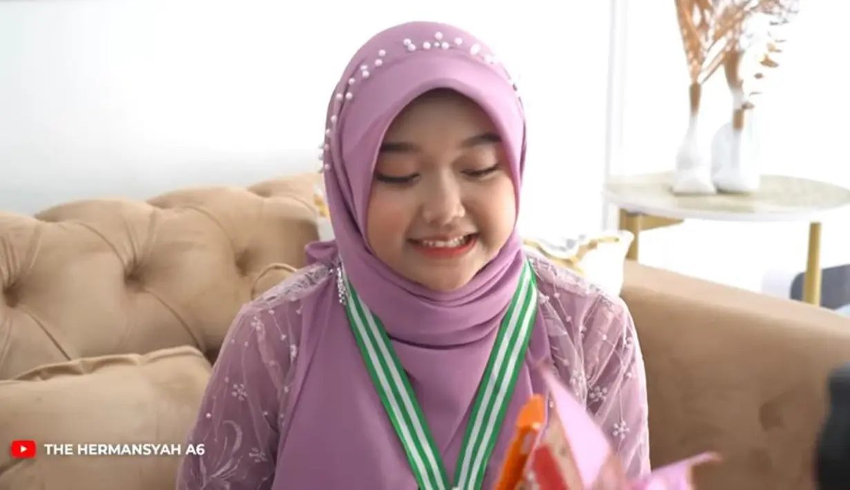 Sementara Aulia tampil dengan dress beraksen brokat warna ungu yang dipadukan dengan hijab warna senada. [Foto: IG/ashantyash/YouTube/The Hermansyah A6]