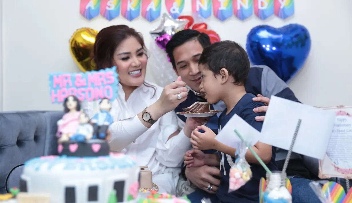 Di usianya yang ke-5 tahun, pasangan Nindy Ayunda dan Aska telah dikaruniai dua orang anak. Abhirama Danendra Harsono berusia 4 tahun dan Akifa Dhinira Parasady Harsono yang belum lama ini lahir. (Adrian Putra/Bintang.com)