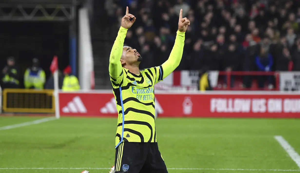 Pemain Arsenal, Gabriel Jesus, melakukan selebrasi setelah mencetak gol ke gawang Nottingham Forest dalam laga Premier League 2023/2024 pekan 22 di Stadion City Ground, Rabu (31/1/2024). Arsenal untuk sementara berhak naik ke peringkat dua klasemen dengan poin 46. Di sisi lain, Forest menduduki peringkat 16 dengan perolehan poin 20. (AP Photo/Rui Vieira)