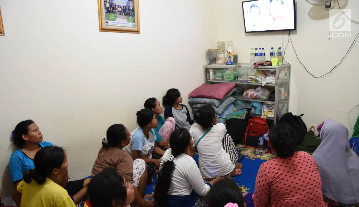 Sejumlah pembantu pengganti saat Lebaran atau infal menyaksikan televisi di tempat penyalur tenaga pembantu Bu Gito di kawasan Cipete, Jakarta Selatan, Rabu (6/6). Kebutuhan pembantu infal menjelang Lebaran semakin meningkat. (Liputan6.com/Arya Manggala)