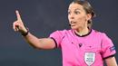 Wasit Prancis, Stephanie Frappart mmeberik isyarat selama pertandingan Grup G Liga Champions antara Juventus vs Dynamo Kiev di Allianz Stadium, Kamis (3/12/2020) dinihari WIB. Frappart menjadi wasit perempuan pertama yang memimpin pertandingan Liga Champions men’s team. (Vincenzo PINTO/AFP)