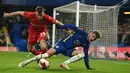 Striker Chelsea Timo Werner (tengah) berebut bola melawan bek Chesterfield Alex Whittle pada putaran ketiga Piala FA di Stamford Bridge, Minggu (9/1/2022) dini hari WIB. Chelsea melenggang mulus melewat tim divisi kelima Chesterfield dengan kemenangan telak 5-1. (Glyn KIRK / AFP)
