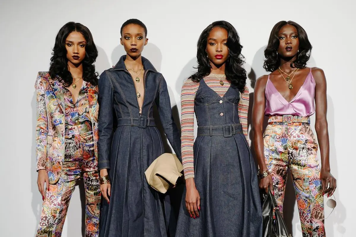 Busana Disko Kolaborasi Zendaya x Tommy Hilfiger di Paris Fashion Week