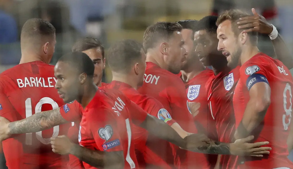 Penyerang Inggris, Marcus Rashford (kedua kanan) berselebrasi bersama rekan-rekannya usai mencetak gol ke gawang Bulgaria pada pertandingan Grup A Kualifikasi Piala Eropa 2020 di Vasil Levski National Stadium, Sofia (15/10/2019). Inggris menang telak 0-6 atas Bulgaria. (AP Photo/Vadim Ghirda)