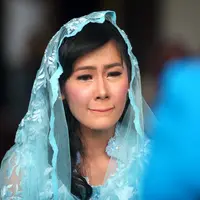 Perempuan 32 tahun itu mengaku bersyukur masih diberi kesempatan untuk mencurahkan isi hatinya sebelum resmi menyandang status istri besok. Anak artis senior itu menyampaikan ucapan terima kasihnya selama ini telah dibesarkan. (Nurwahyunan/Bintang.com)