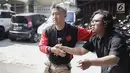 Kerabat melayat ke rumah duka pemain bas Kerispatih, Andika Putra Sahadewa di kawasan Cipinang, Jakarta, Selasa (10/4). Andhika Kerispatih ditemukan meninggal dunia saat sedang tidur. (Liputan6.com/Faizal Fanani)