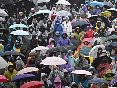 Para pendukung presiden Korea Selatan yang dimakzulkan, Yoon Suk Yeol, berunjuk rasa di tengah hujan salju di Seoul pada Minggu 5 Januari 2025. (Philip FONG/AFP)