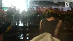 Pearayaan Songkran atau tahun baru Thailand dirayakan ribuan warga dan wisatawan dengan perang air.