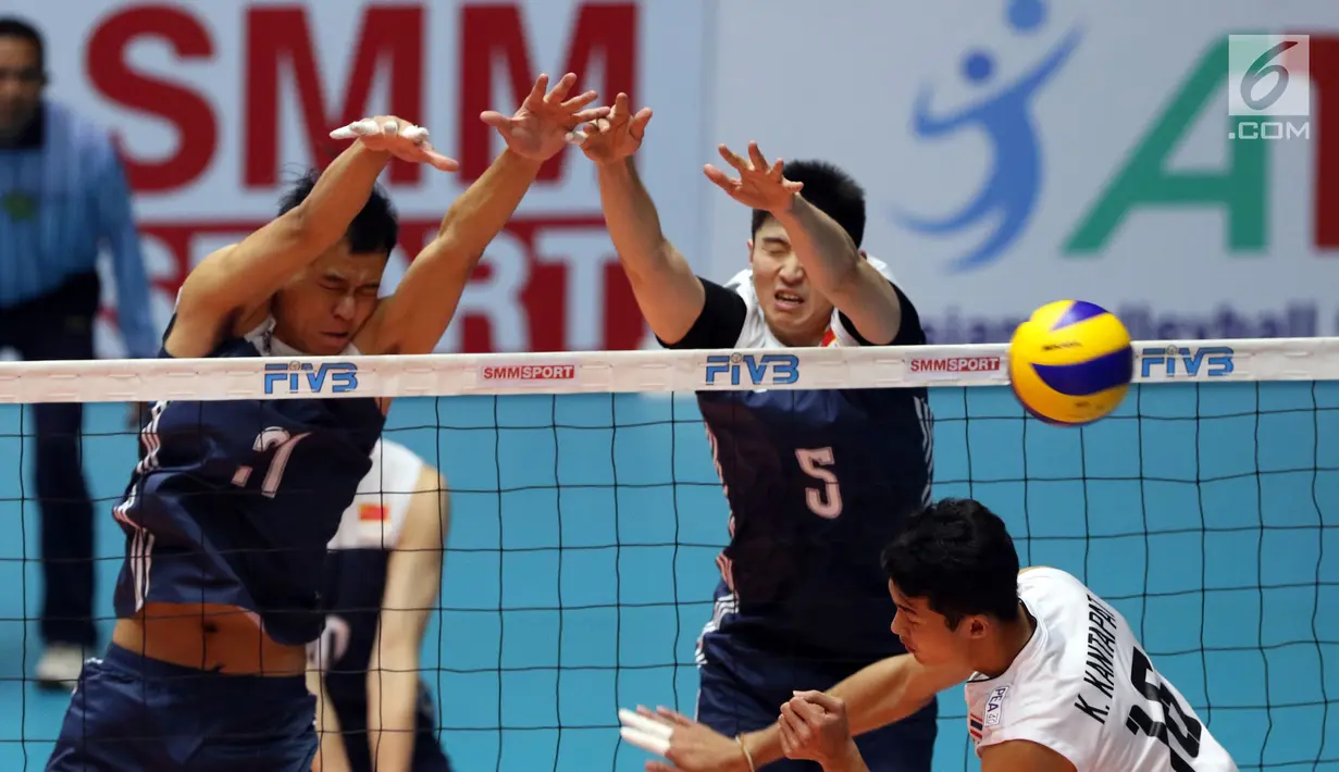Dua pevoli putra Tiongkok memblok smes saat pemain Thailand, Kantapat Koonmee di Kejuaraan Voli Asia 2017 ke-16 di GOR Tri Dharma, Gresik, Senin (24/7). Tiongkok unggul tiga set langsung 25-19, 29-27, 25-13. (Liputan6.com/Helmi Fithriansyah)