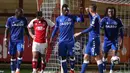 Pemain Everton merayakan gol yang dicetak Moise Kean ke gawang Fleetwood pada pertandingan Piala Inggris di Highbury Stadium, Kamis (24/9/2020) dini hari WIB. Everton menang 5-2 atas Fleetwood. (AFP/Alex Livesey/pool)