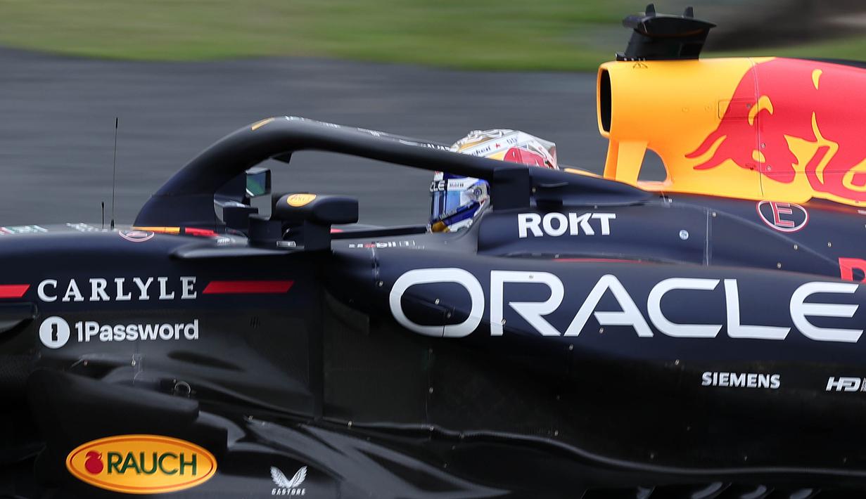 Pembalap Red Bull Racing, Max Verstappen memacu mobilnya dalam Formula 1 GP Sao Paulo di Interlagos, Sao Paulo, Brasil, Minggu (09/11/2025). (AP Photo/Ettore Chiereguini)