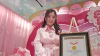 Stefani Gabriela menorehkan Rekor MURI karena telah menjajal dan memberi ulasan terhadap 38 pompa ASI (Air Susu Ibu).