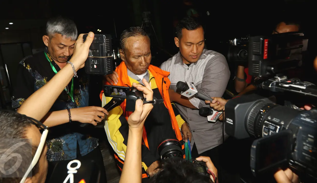 Sugiharto saat ditanya wartawan usai diperiksa KPK, Jakarta, Selasa (25/10). Sugiharto kini tak lagi mengenakan kursi roda saat diperiksa Komisi Pemberantasan Korupsi (KPK). (Liputan6.com/Helmi Afandi)