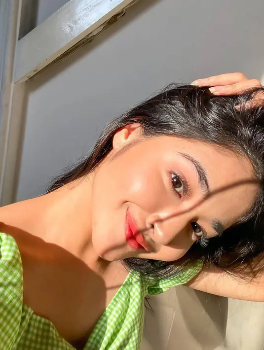 Sudah berusia 24 tahun, tidak sedikit para penggemar dari kaum adam yang selalu menyapannya di Instagram. Bahkan banyak netizen wanita pun terinpirasi gayanya dari berbagai busana yang ia kenakan. (Liputan6.com/IG/@jasmineelfirabs)