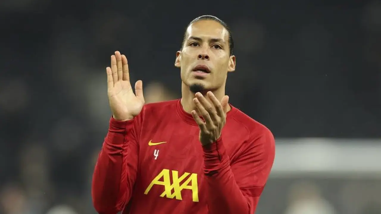 Virgil van Dijk melakukan pemanasan sebelum laga leg pertama semifinal Carabao Cup antara Tottenham vs Liverpoo, Kamis (9/1/2025) dini hari WIB. (c) AP Photo/Ian Walton