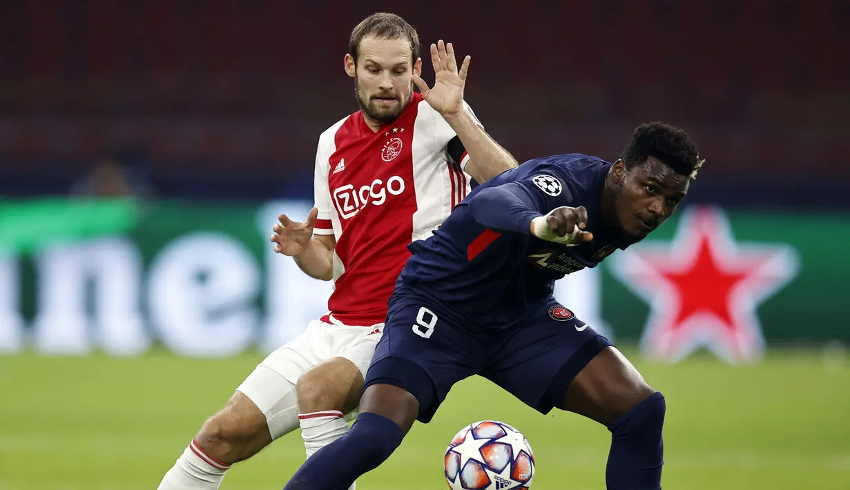 Bek Ajax, Daley Blind (kiri), berebut bola dengan Striker FC Midtjylland, Sory Kaba dalam laga lanjutan Liga Champions 2020/21 Grup D di Johan Cruijff Stadium, Amsterdam, Kamis (26/11/2020). Ajax menang 3-1 atas FC Midtjylland. (AFP/Maurice Van Steen/ANP)
