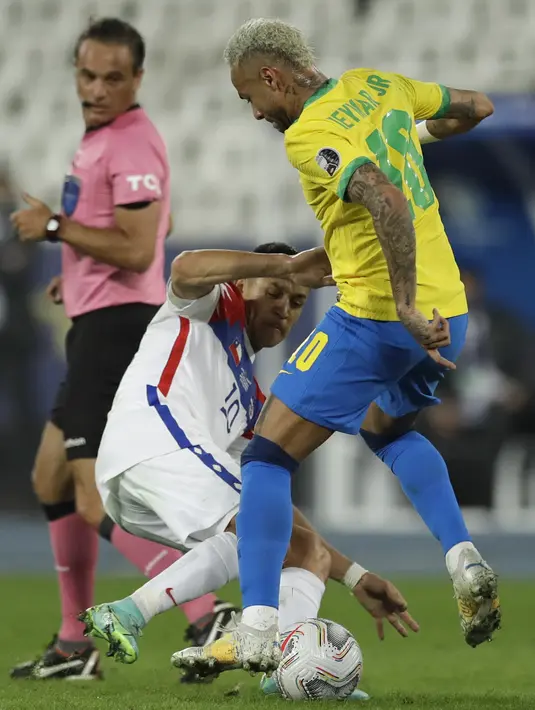 Penyerang timnas Brasil, Neymar berebut bola dengan penyerang Chile, Alexis Sanchez  pada perempat final Copa America 2021 di Stadion Nilton Santos, Sabtu (3/7/2021) pagi WIB. Timnas Brasil lolos ke babak semifinal Copa America 2021 berkat kemenangan 1-0 atas Chile. (AP Photo/Bruna Prado)