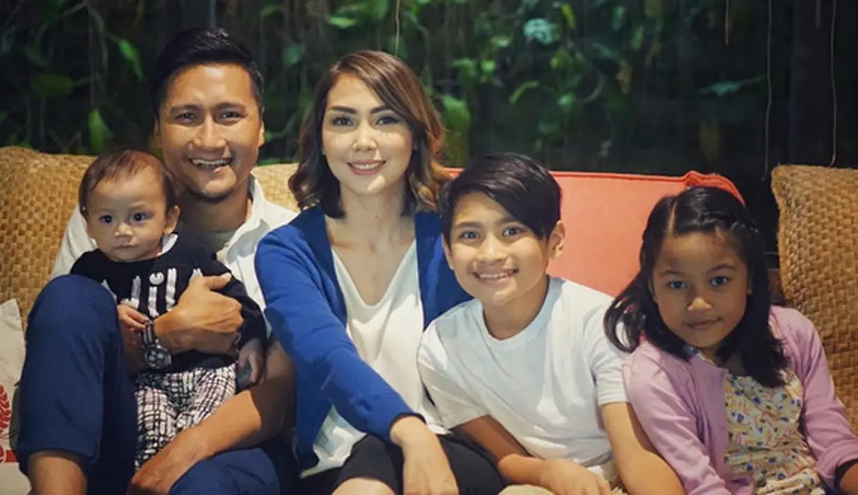 Pasangan presenter Arie Untung dan Fenita Arie merayakan lebaran tahun ini di kampung halamannya, Palembang. Menurut Fenita, lebaran akan sepi kalau di Jakarta. Ditambah lagi tidak ada asisten rumah tangganya. (Instagram/fenitarie)