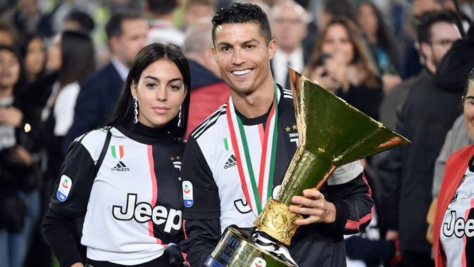 Georgina Rodriguez bersama Cristiano Ronaldo usai meraih Juventus meraih trofi Juara Italia Serie A di stadion Allianz di Turin pada Mei 2019. (AFP/Marco Bertorello)