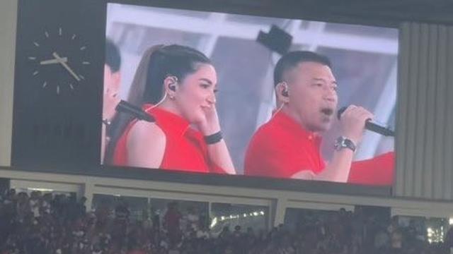 7 Potret Anang dan Ashanty Bawakan Lagu Usai Laga Timnas Indonesia Vs Filipina