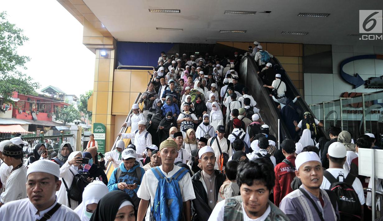 Kepadatan peserta Reuni 212 setibanya di Stasiun Gondangdia, Jakarta, Minggu (2/12). Kepadatan tersebut terkait acara Reuni 212 yang digelar di Monumen Nasional atau yang populer dengan Monas. (Merdeka.com/Iqbal S. Nugroho)