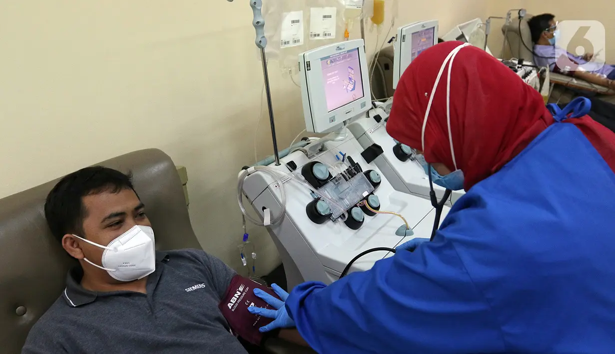 Penyintas COVID-19 melakukan donor plasma konvalesen di PMI DKI Jakarta, Selasa (19/1/2021). Hasil dari plasma konvalesen tersebut nantinya akan ditransfusikan ke tubuh pasien positif COVID-19 untuk membantu penyembuhan. (Liputan6.com/Herman Zakharia)