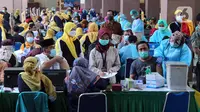 Suasana vaksinasi COVID-19 massal di Gedung Pemerintah Kota Tangerang, Banten, Kamis (25/2/2021). Vaksinasi ini dilaksanakan hingga satu minggu ke depan. (Liputan6.com/Angga Yuniar)